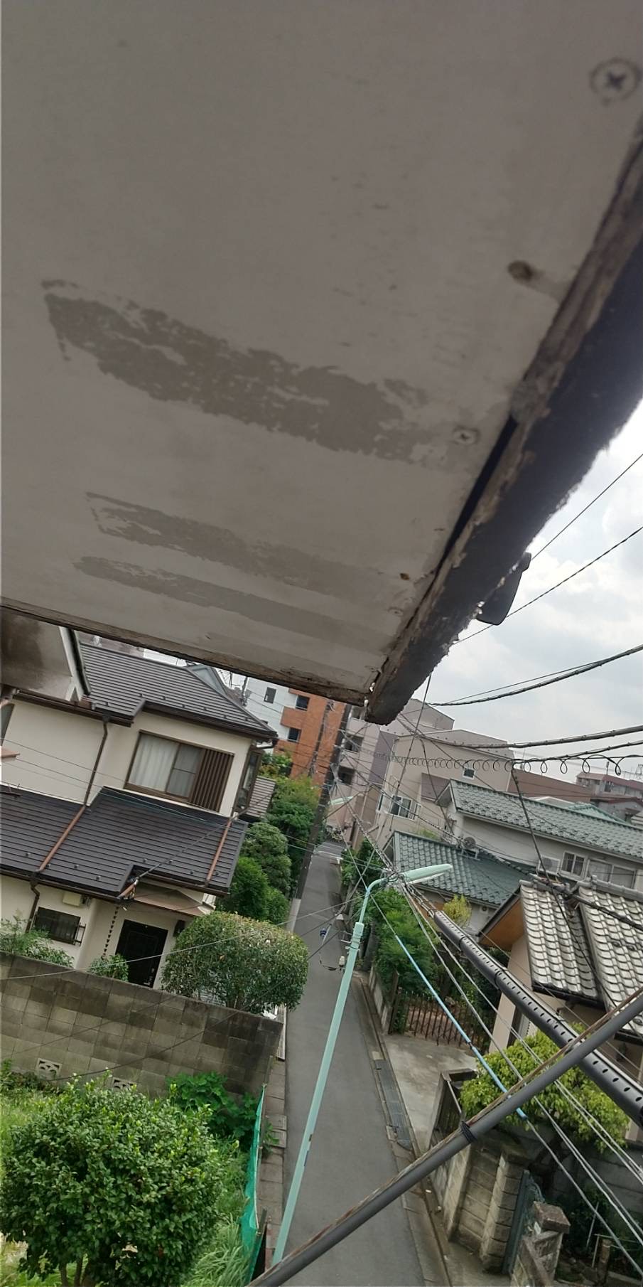 ビス止めしてコーキングしてもらいました。