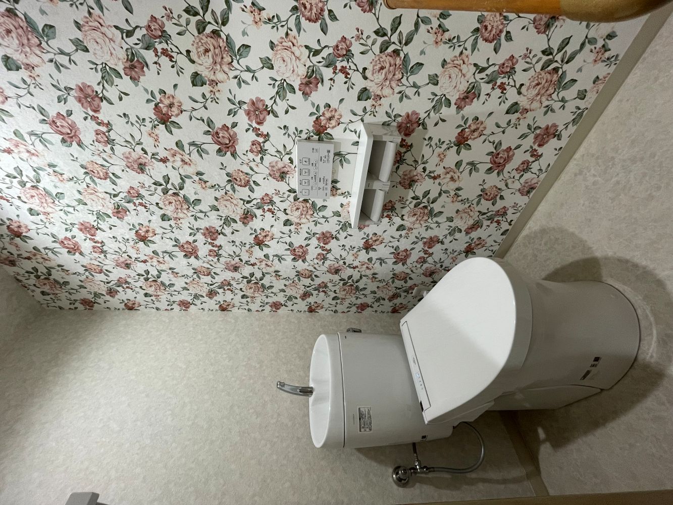 お気に入りの壁紙に貼り替え！トイレリフォーム