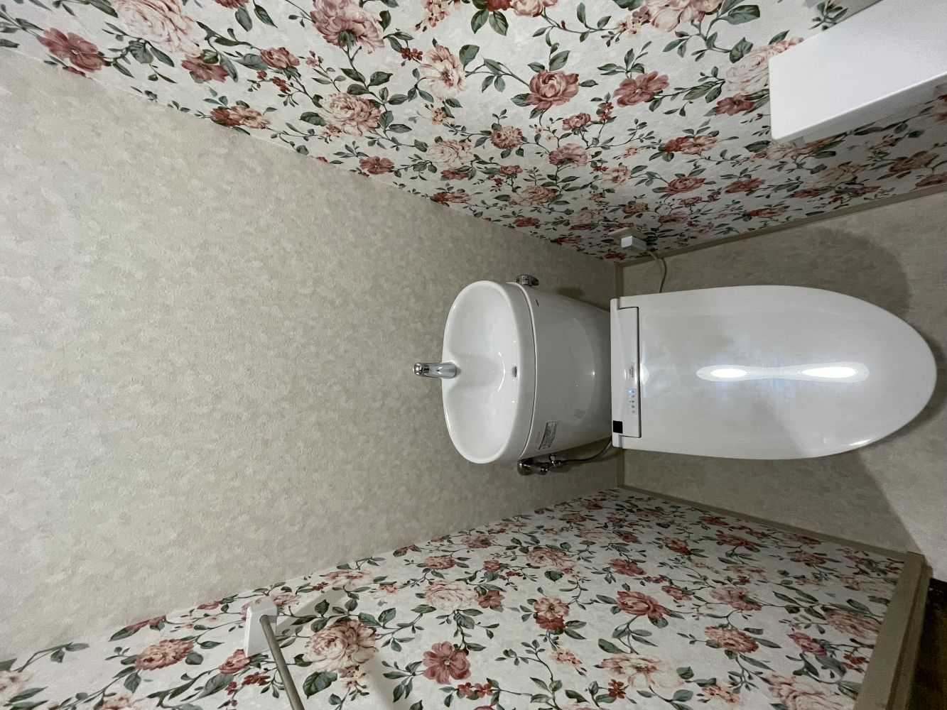 お気に入りの壁紙に貼り替え！トイレリフォーム
