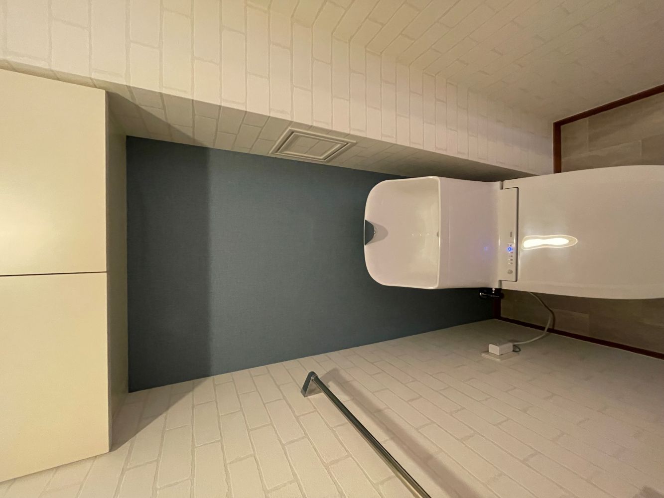 アクセントクロスが映える空間へ　トイレリフォーム