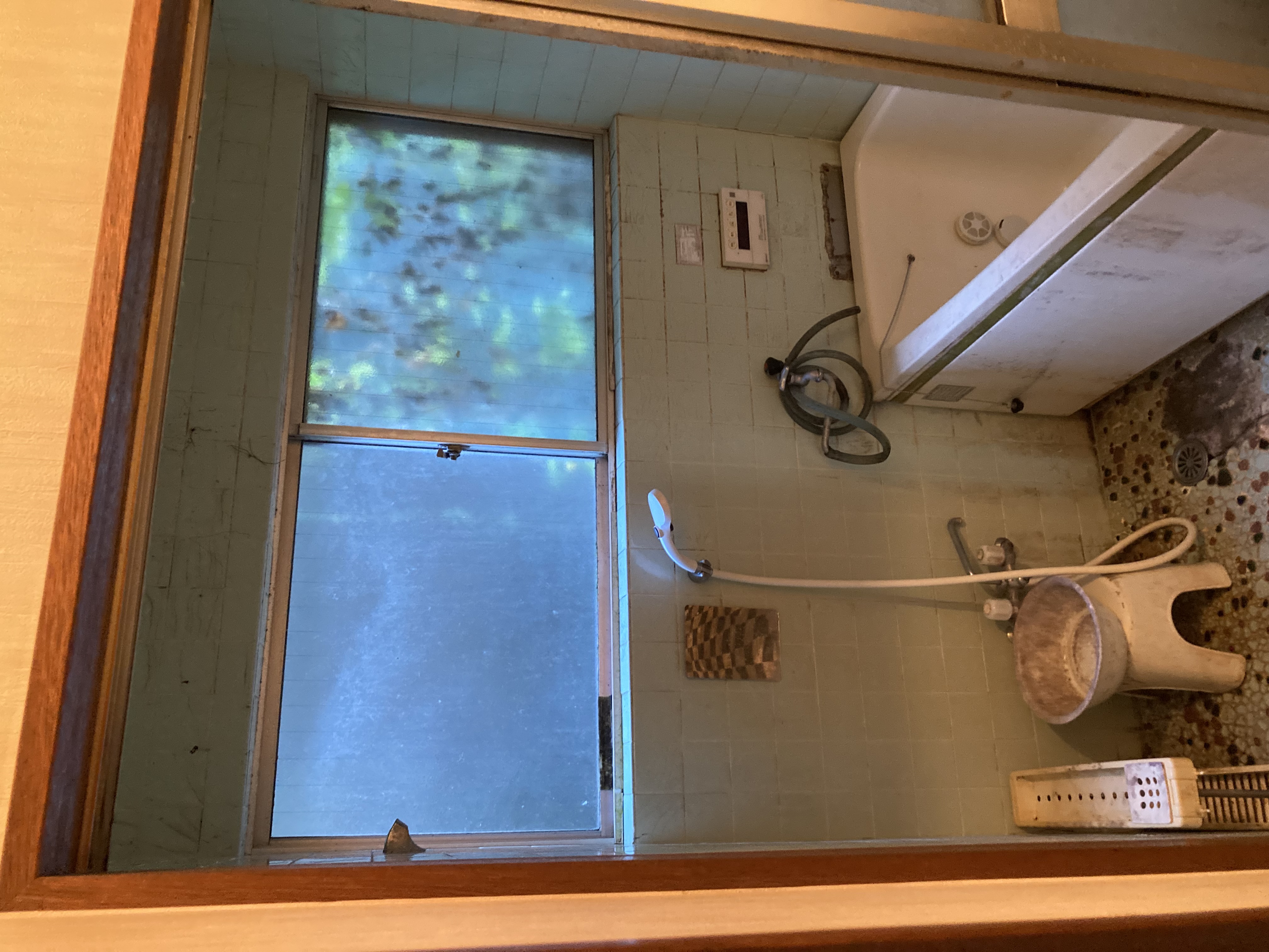 古くてかなり汚れたお風呂のリフォーム