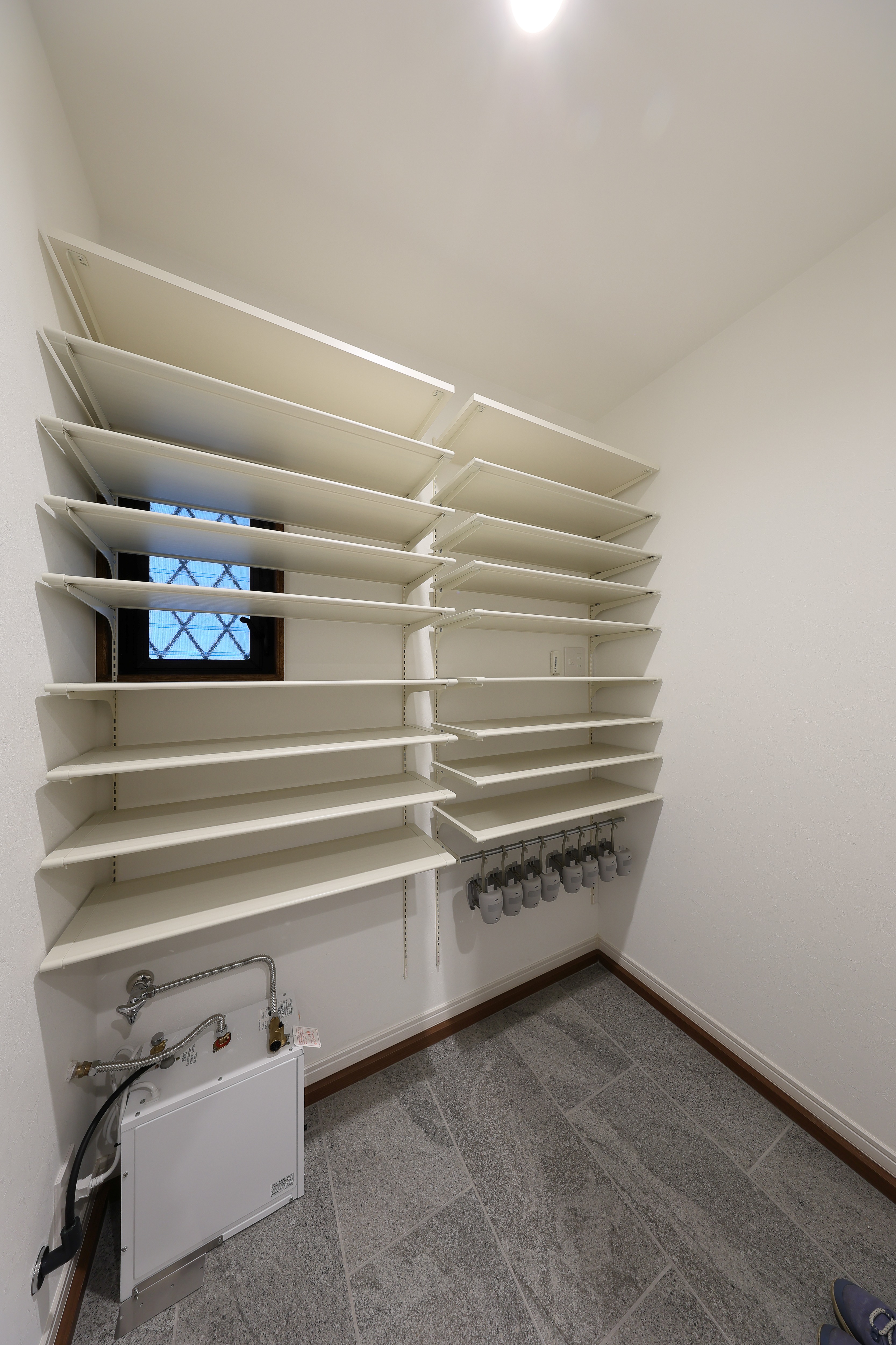 キャットウォークから外を見ている猫の肉球がかわいい住まい