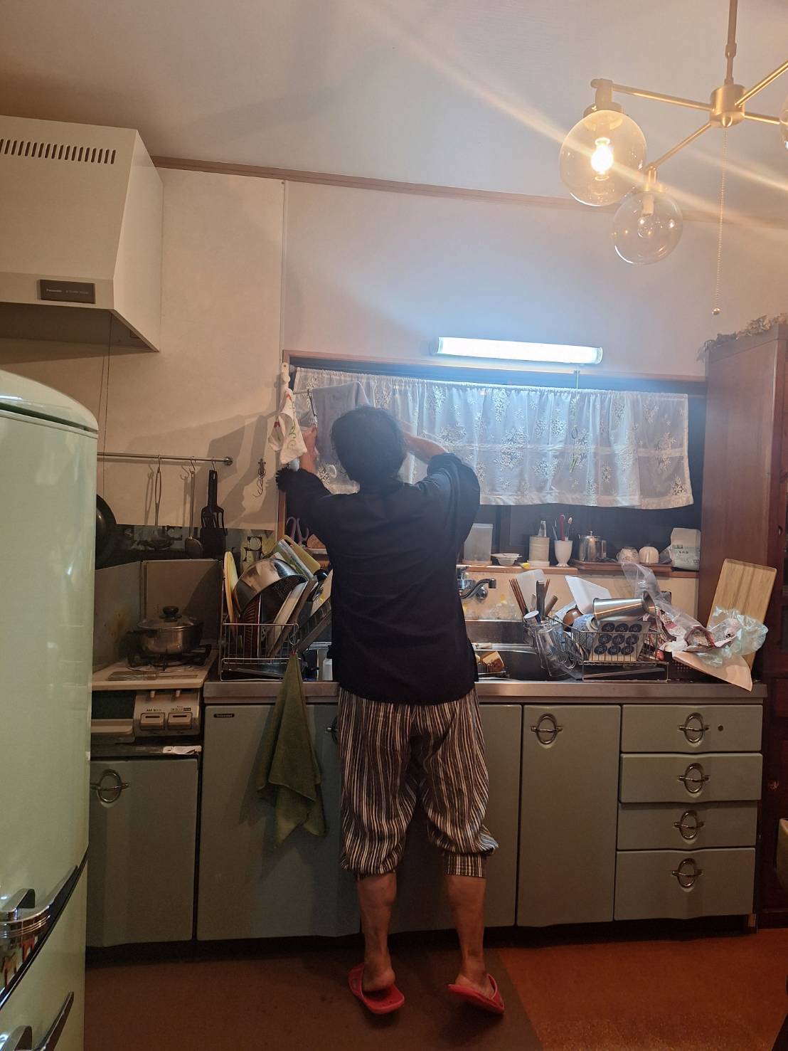 昭和の趣のある扉を生かした機能的なシステムキッチン