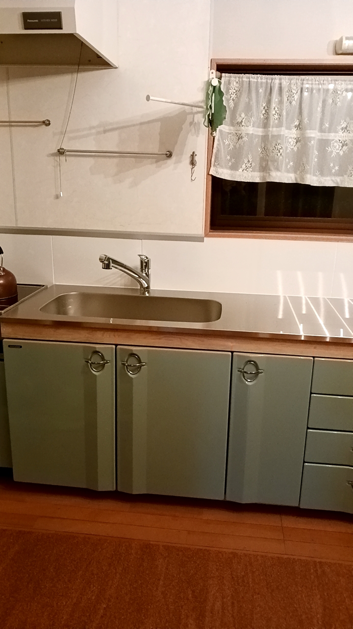 昭和の趣のある扉を生かした機能的なシステムキッチン