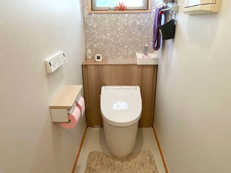 隠す収納ですっきり明るいトイレ空間