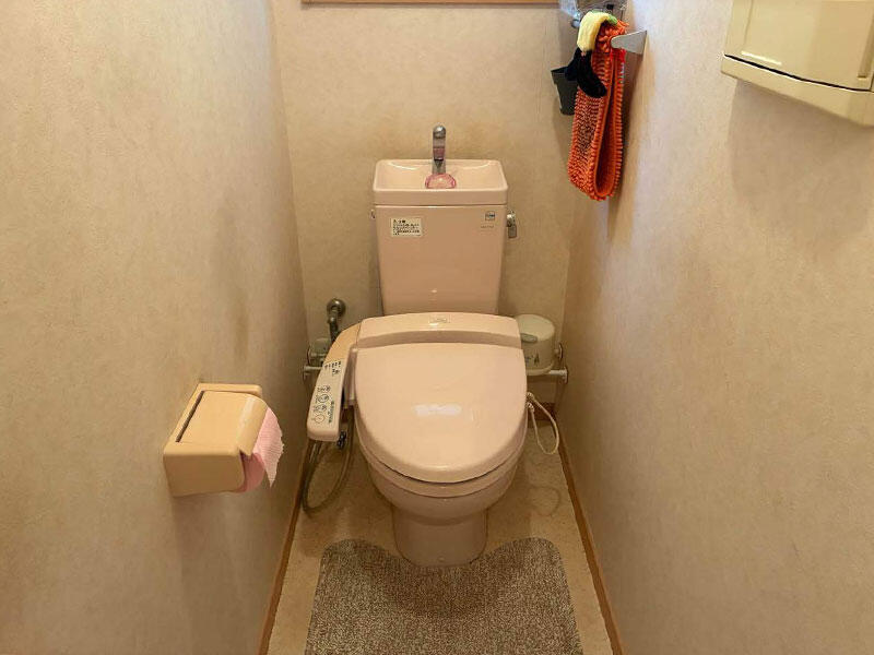 隠す収納ですっきり明るいトイレ空間