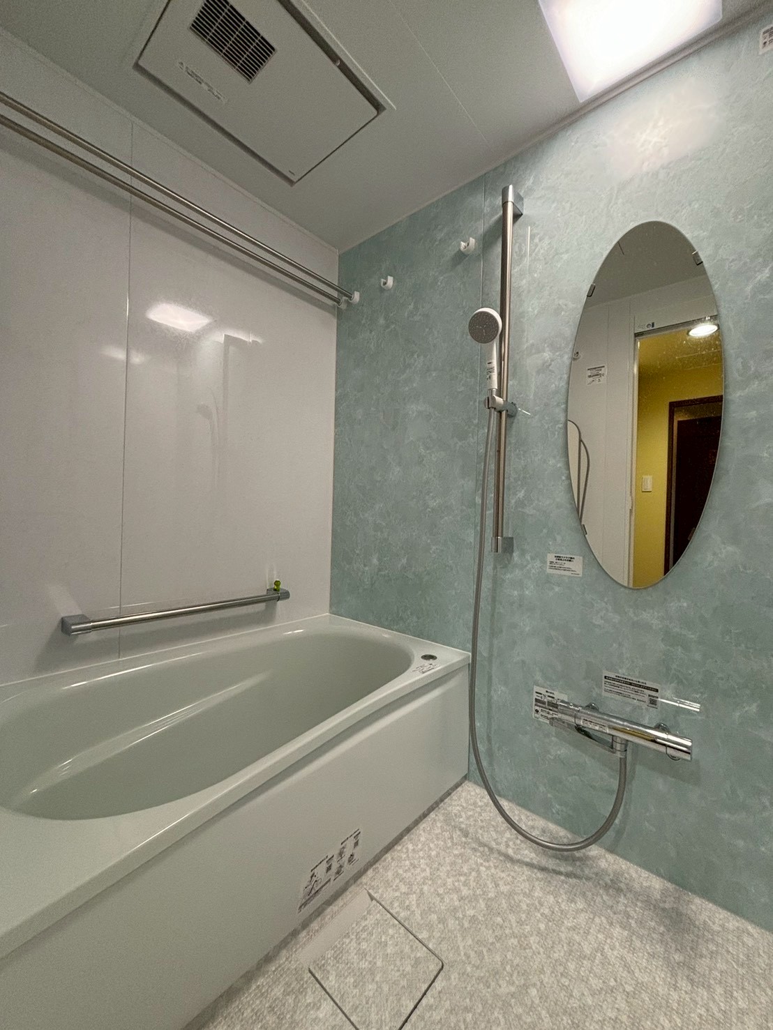 楕円形ミラーのユニットバス