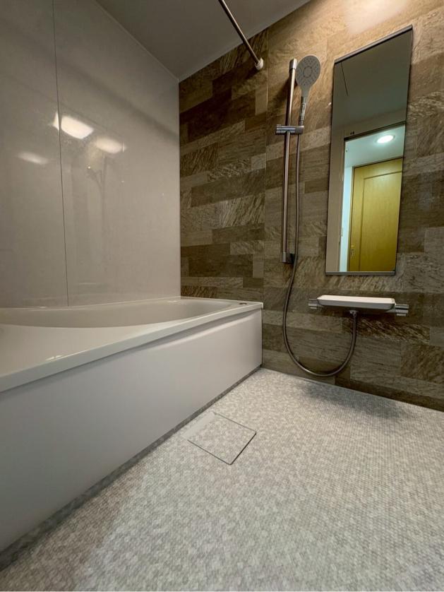 落ち着いたアクセントパネルのユニットバス