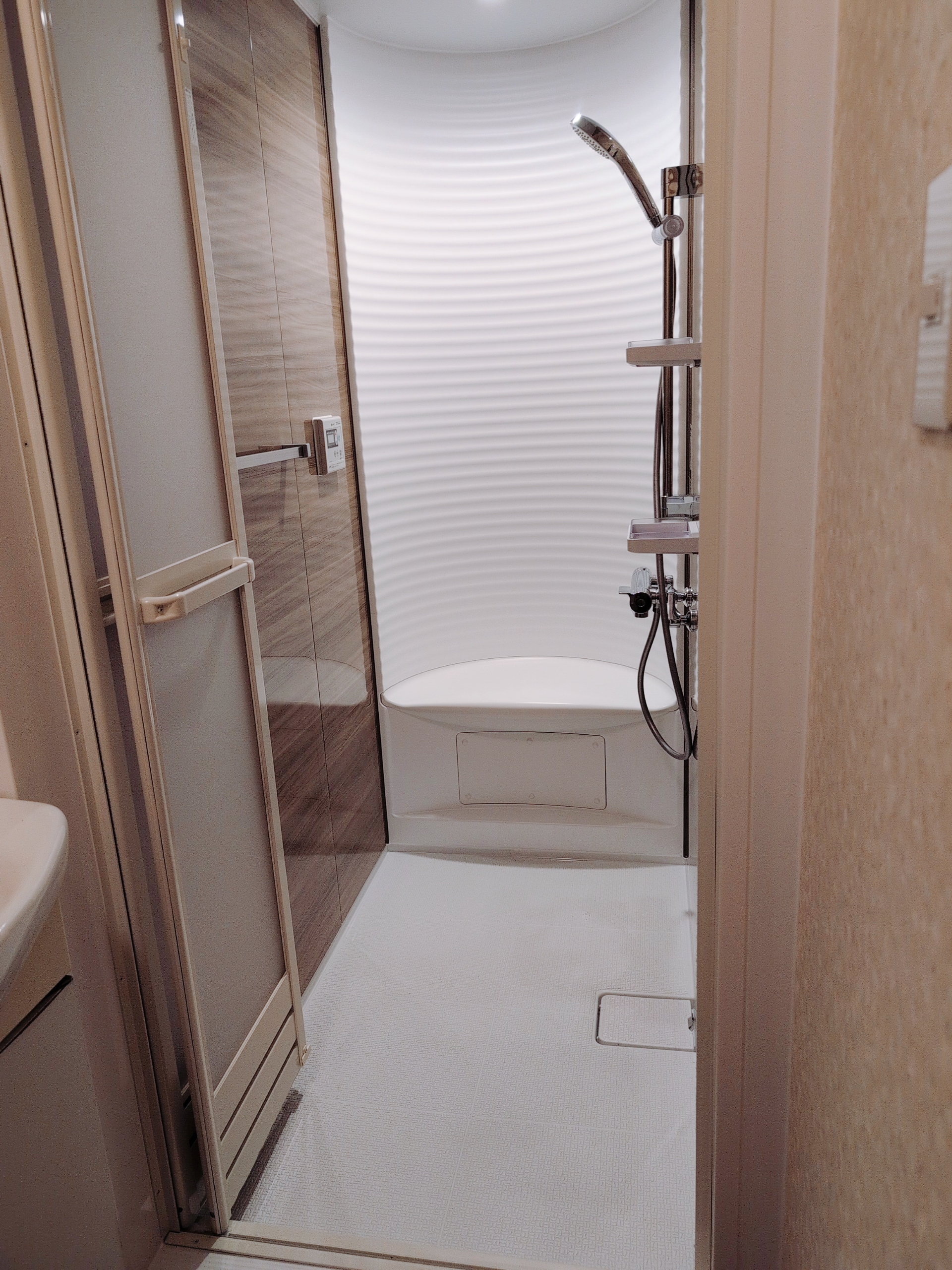 おしゃれなシャワールームに変更