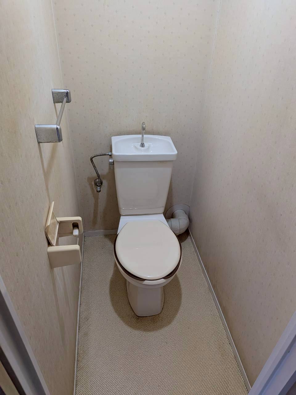 シンプルから現代的に生まれ変わったトイレ