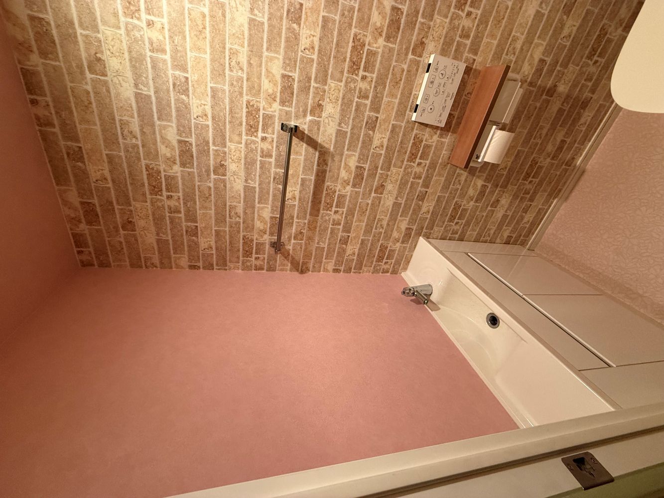 お気に入りのピンクで彩る　トイレリフォーム