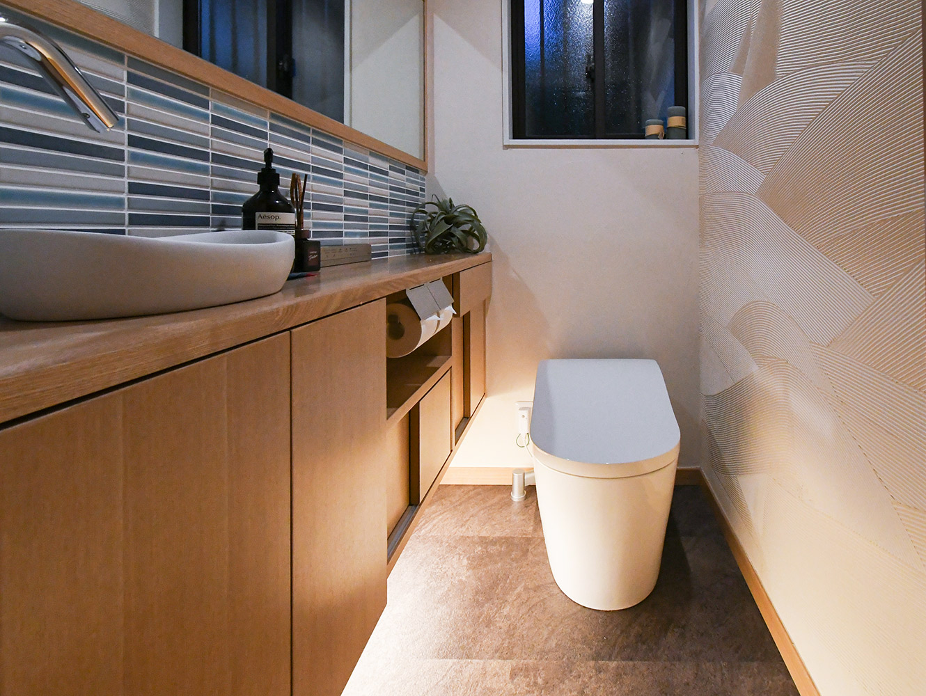 「塗り壁×タイル」が魅力的なトイレ（ネオレストLS）