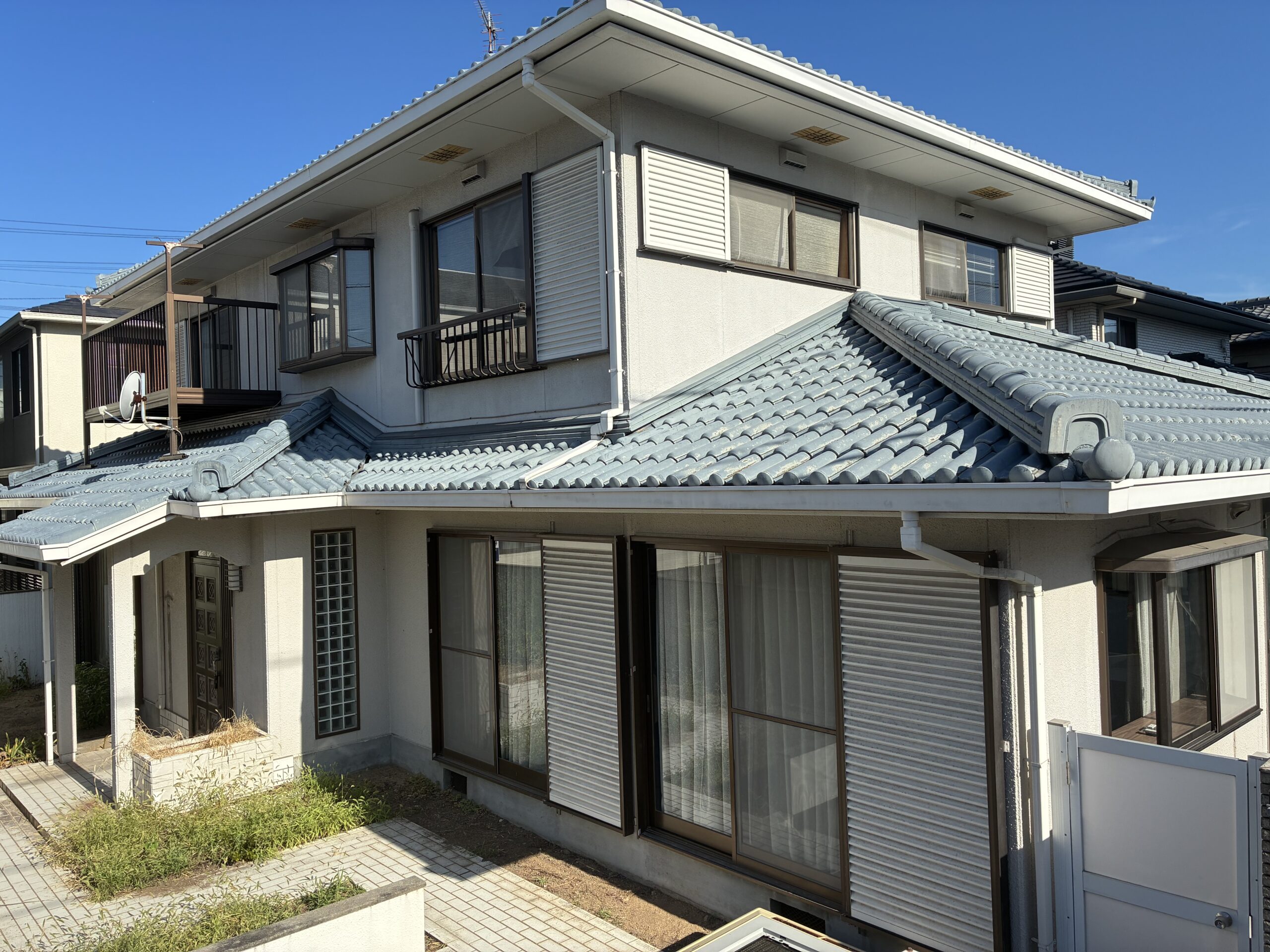 色褪せていた外観が赤い屋根をアクセントに蘇る