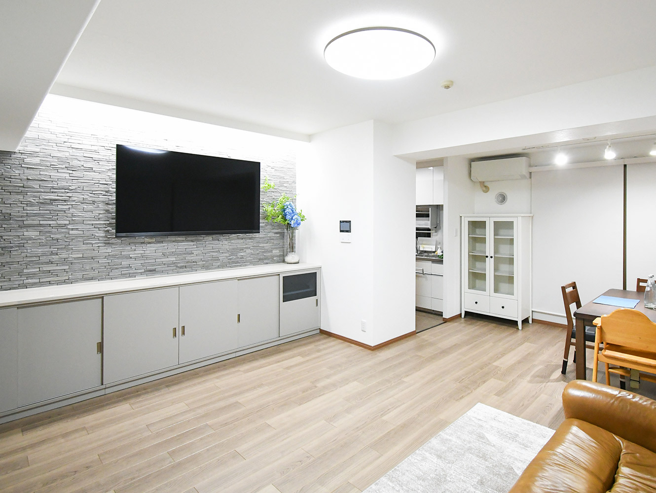 タイル壁と間接照明で彩るリビング