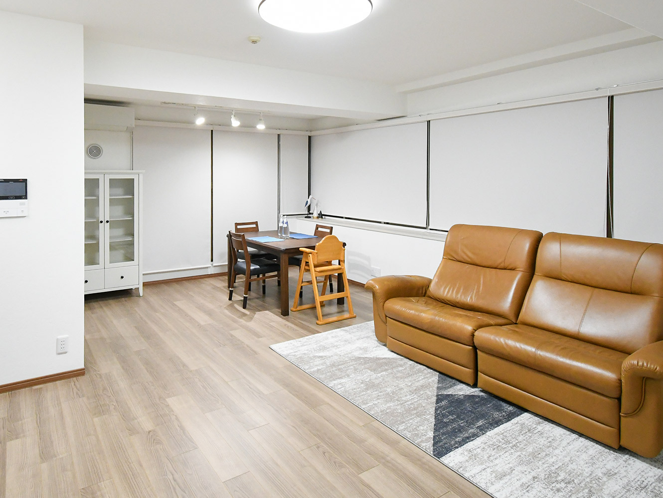 タイル壁と間接照明で彩るリビング