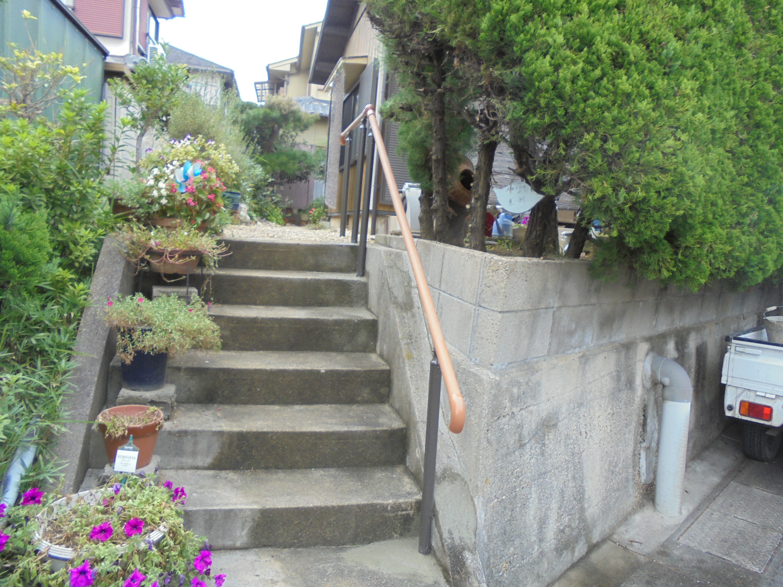 急勾配な外階段に手すりを設けました