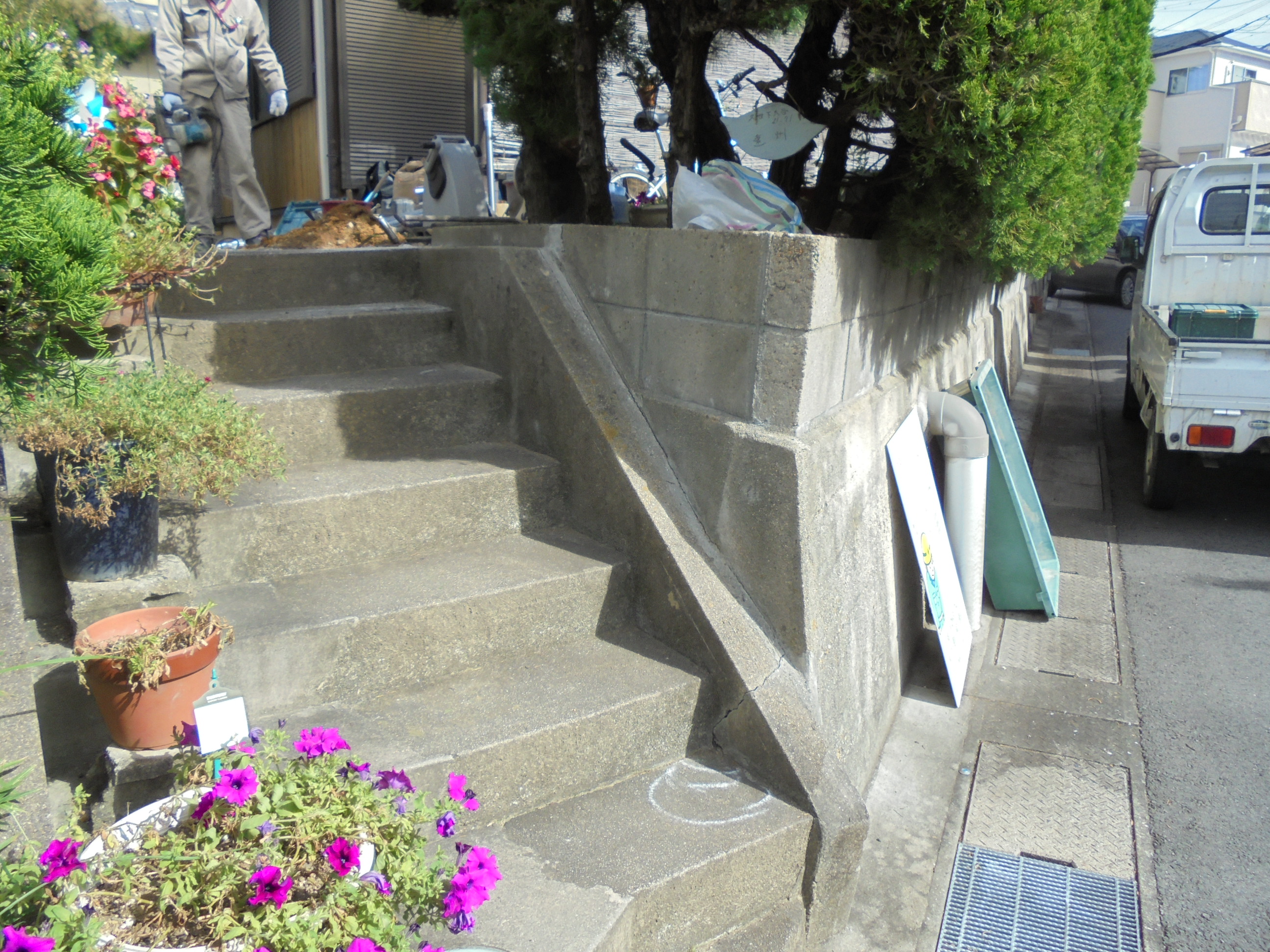 急勾配な外階段に手すりを設けました