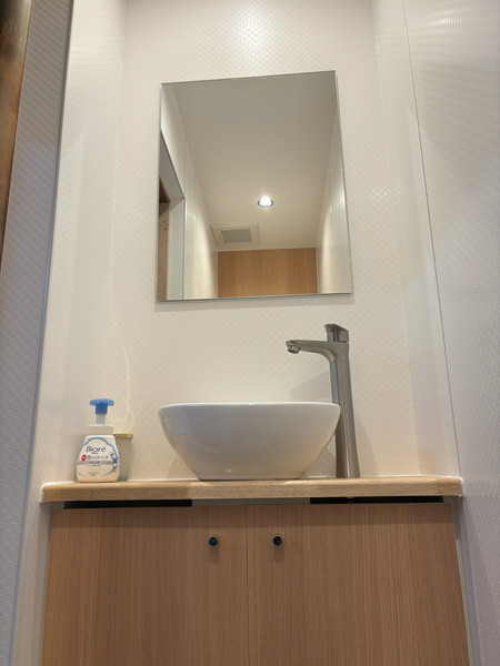 木目調のアクセントが効いた店舗のトイレ空間