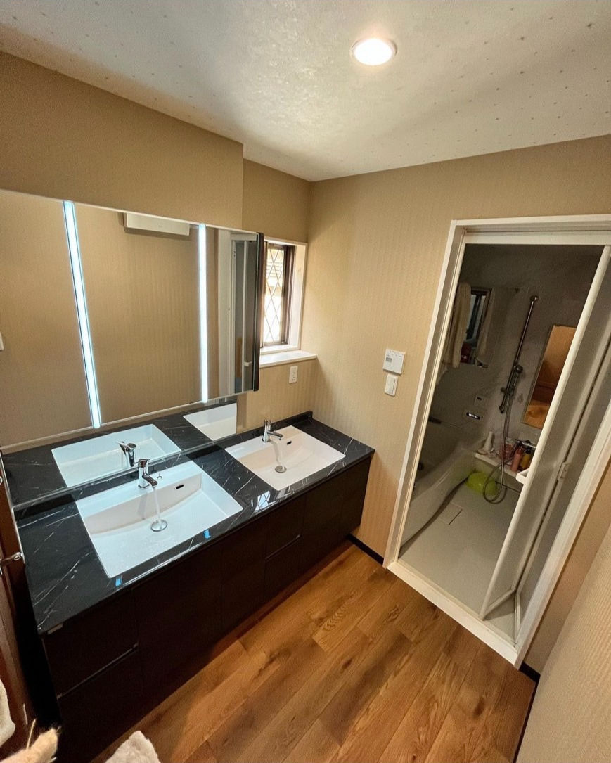 2人並んでも余裕がある高級感あふれる洗面ルーム