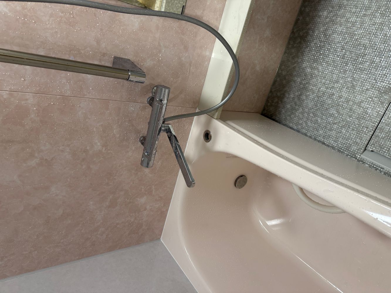 明るく暖かいお風呂へ　ユニットバス・給湯器リフォーム