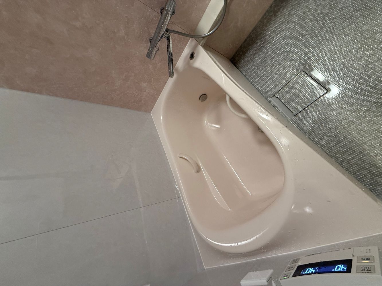 明るく暖かいお風呂へ　ユニットバス・給湯器リフォーム