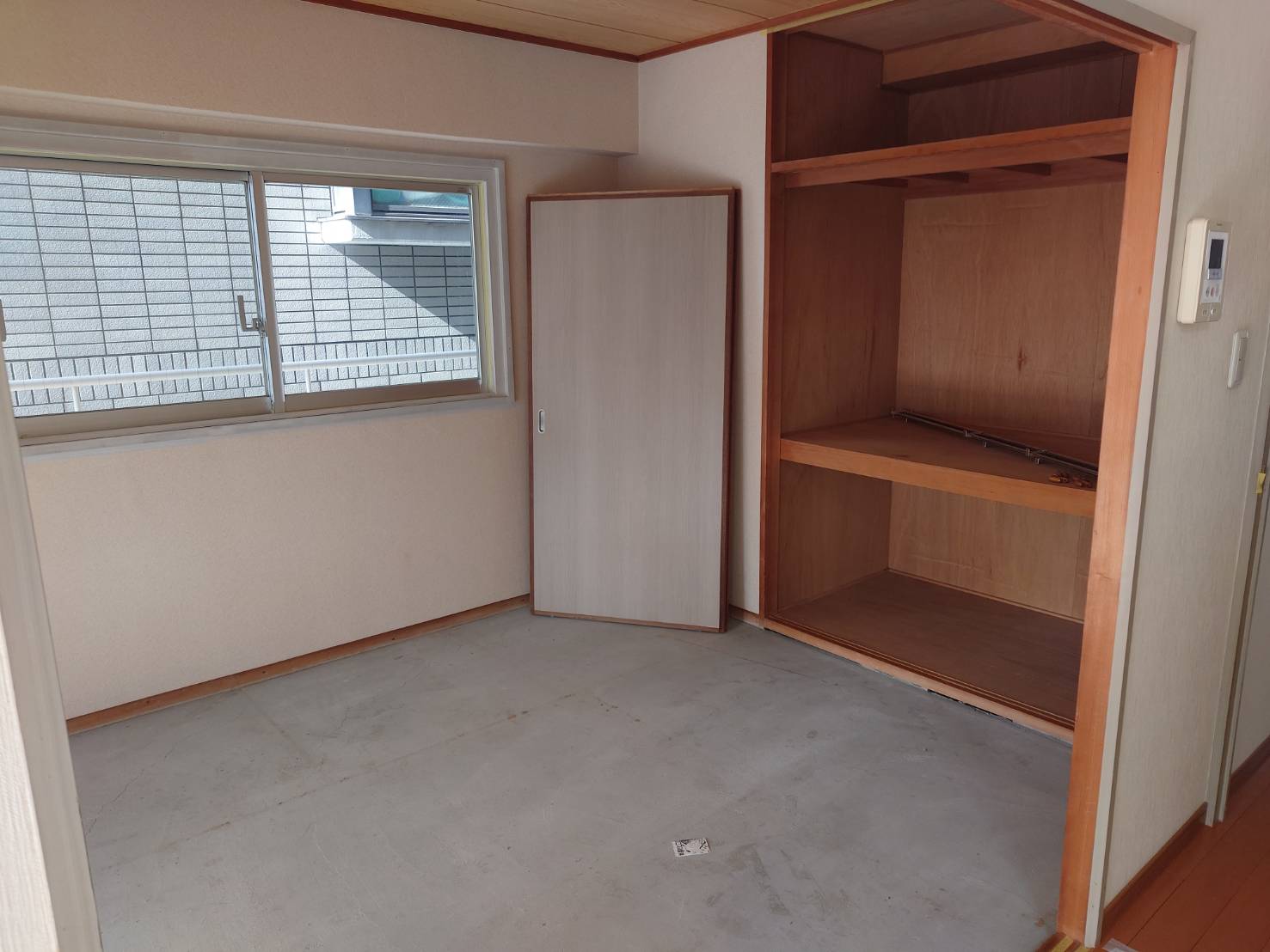 和室から洋室に変更と各部屋クロス貼り替え、窓枠塗装。