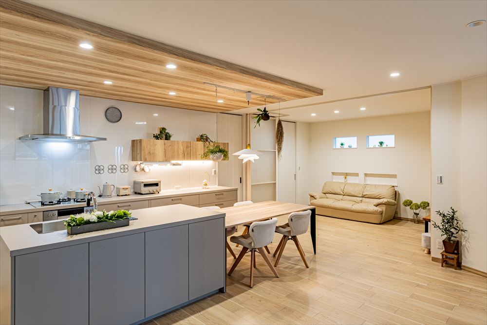 黒から白へ～家族が集う明るくLDK～