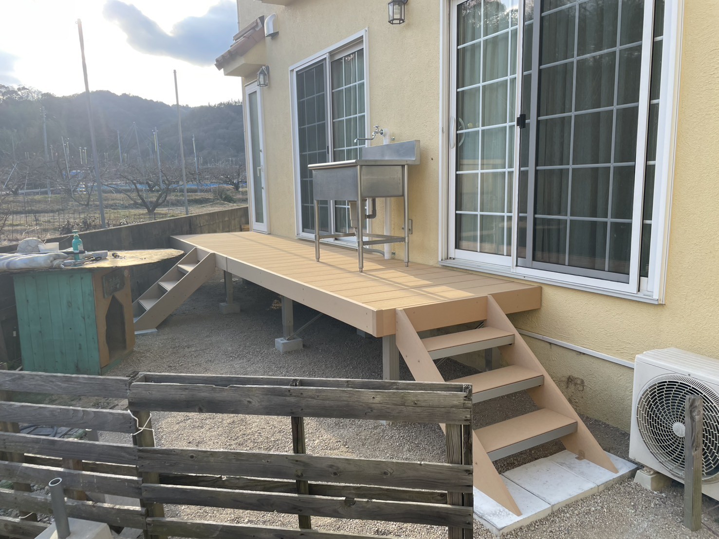 愛犬と一緒にくつろげるウッドデッキ完成