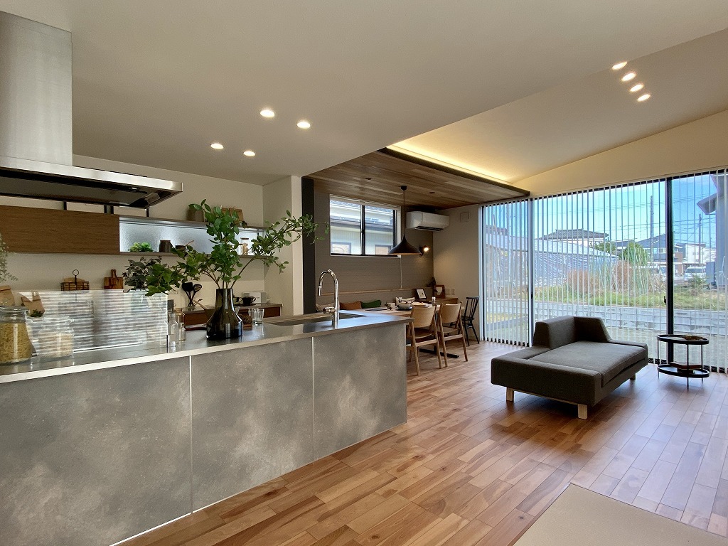 スタイリッシュな外観と素材のコントラストを活かしたインテリア