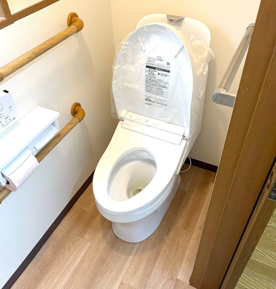 タイルから木目調へ、清掃性と温かみを両立したトイレ空間