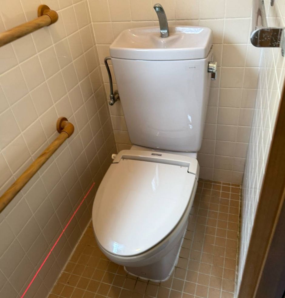 タイルから木目調へ、清掃性と温かみを両立したトイレ空間