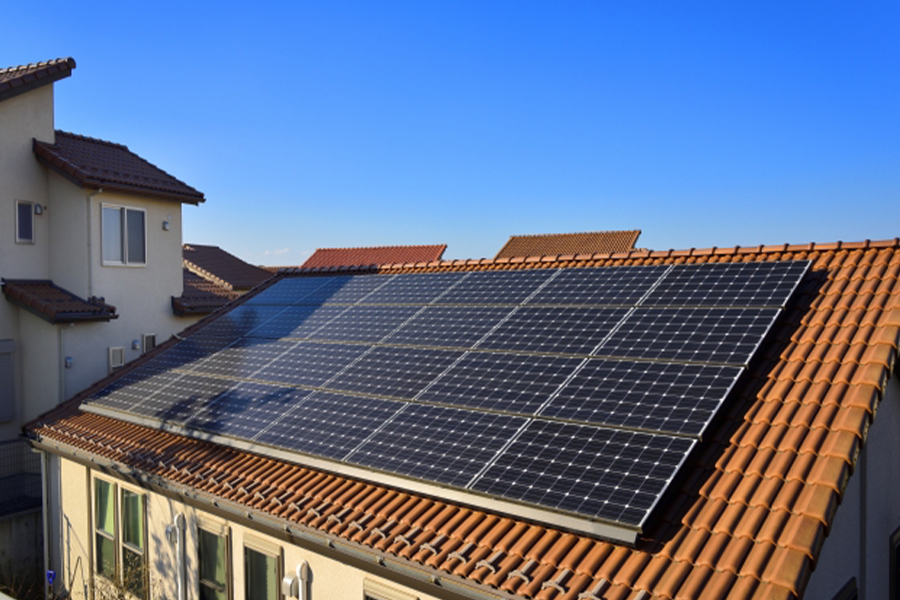 和瓦の風合いを活かし、美観と発電効率を両立した太陽光発電施工