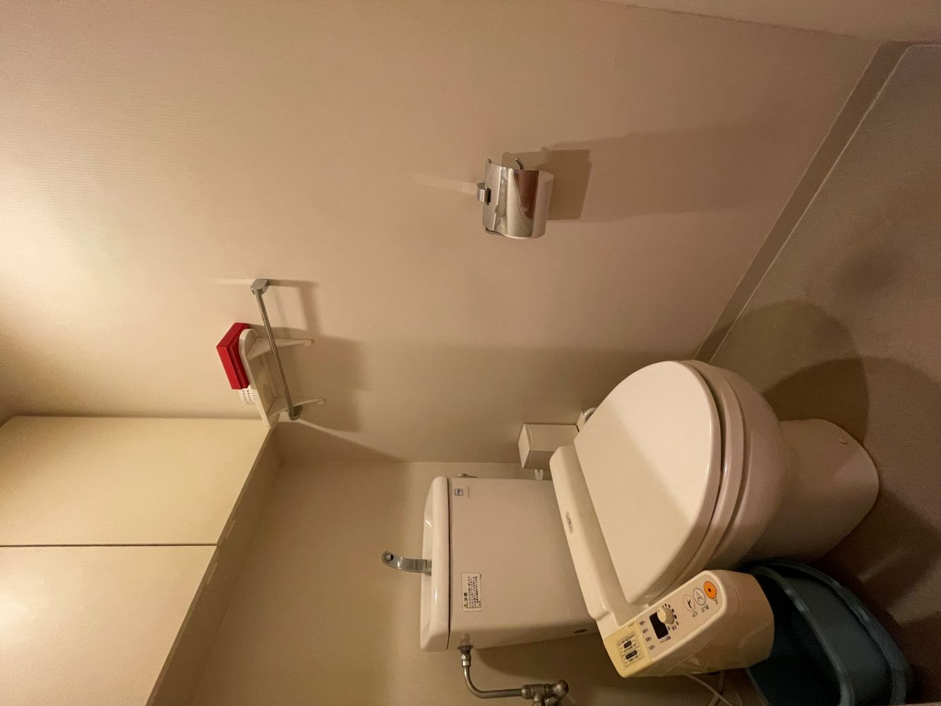 アクセントクロスが目を引く空間　トイレリフォーム