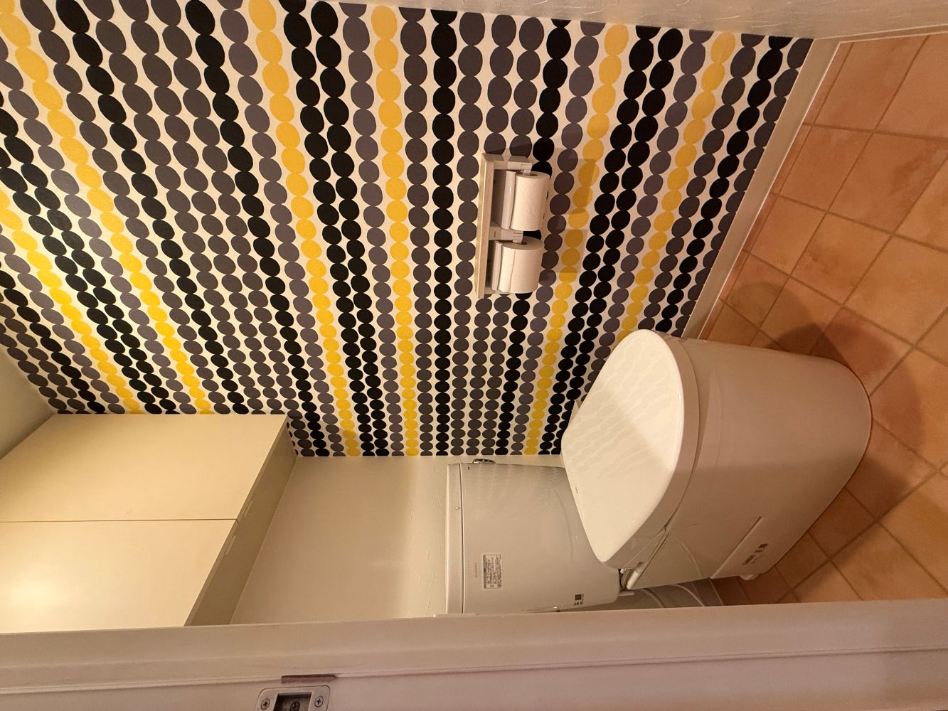 アクセントクロスが目を引く空間　トイレリフォーム