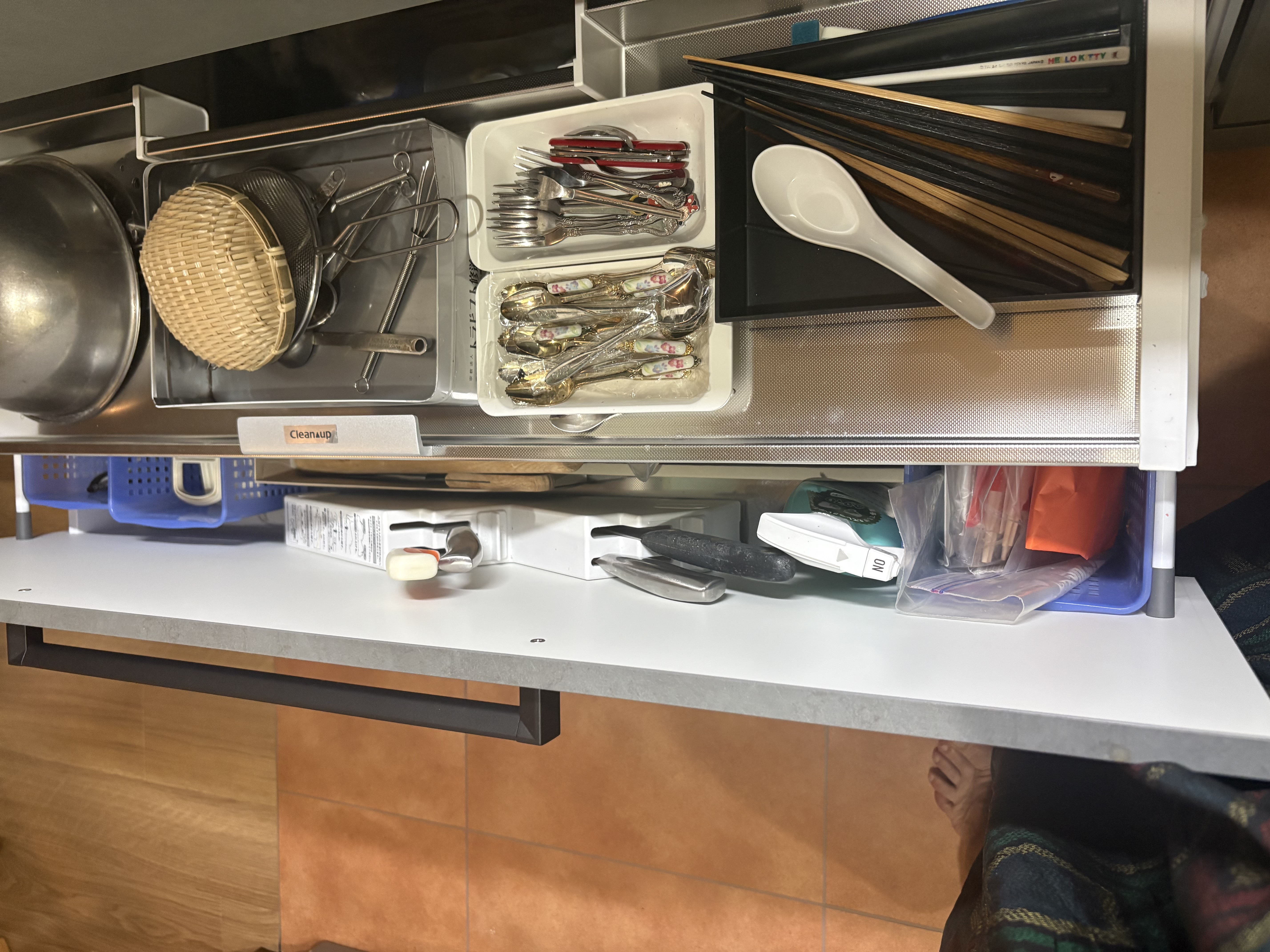 シンク下にはよく使う調理器具
アルミ天板のため掃除がしやすい