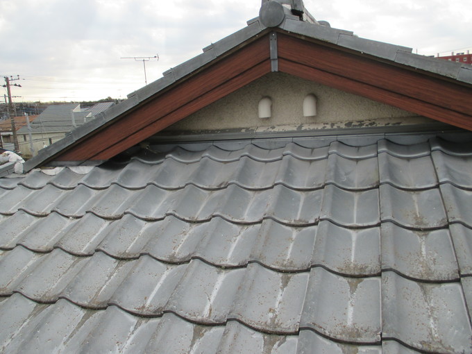 屋根はセメント瓦の入母屋形状