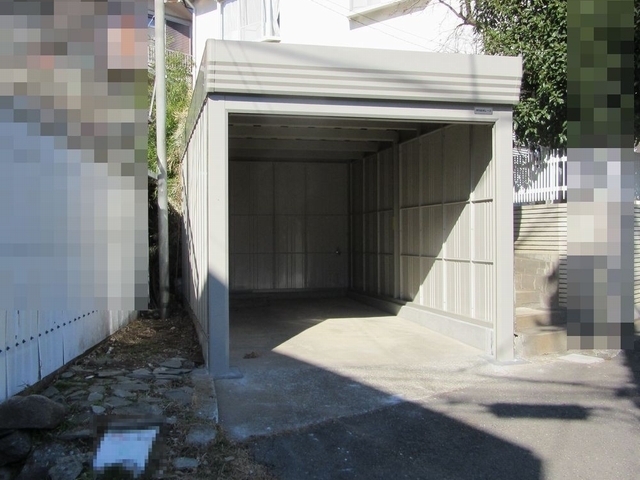 老朽化したガレージを巻取りシャッタ扉付きのガレージに交換