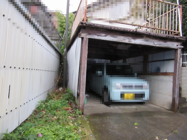 老朽化したガレージを巻取りシャッタ扉付きのガレージに交換