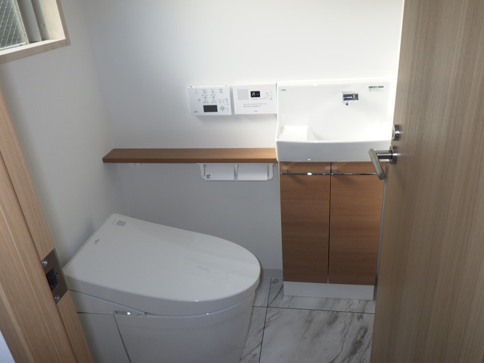 隠す収納スペースを上手に設けた、トイレ空間