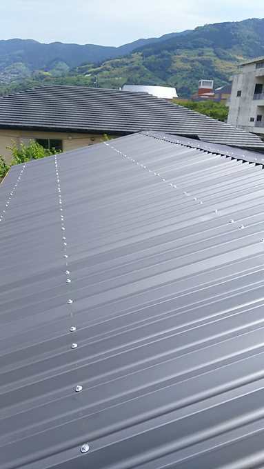 倉庫屋根カバー工法工事　ガルバリウム鋼板屋根材