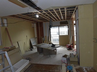 マンションの間取りを変更し広いリビングへ