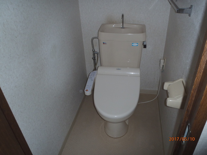 お掃除しやすいモダンな内装へ
