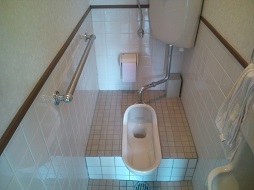 施工前のトイレです。和式便器は最近は見かけることが少なくなってきています。