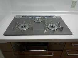 システムキッチンリフォームで明るいキッチンに。