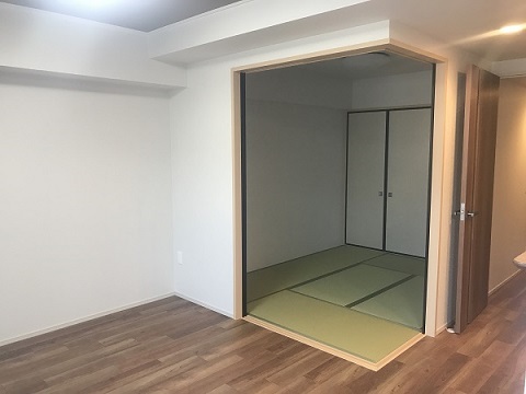 和室を取り壊し、広々リビングルームに