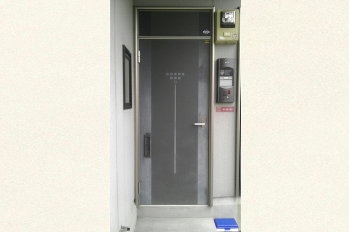 玄関ドアのシート取り替え