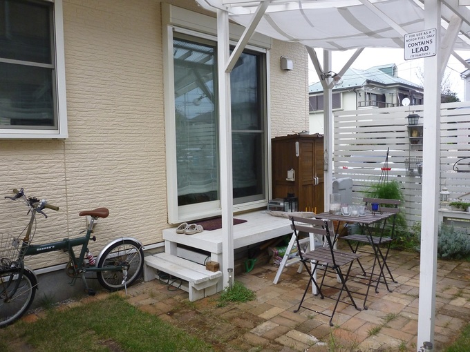 お庭にホワイトのガーデンルーム　もう一つのお部屋に