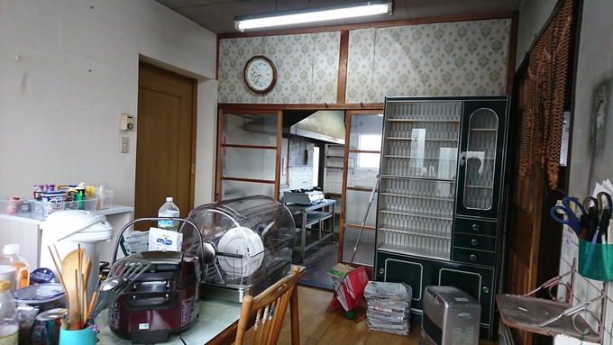 厨房との間に自家製の間仕切りがあり、ダイニングから厨房へは一段下がる為行き来が大変でした