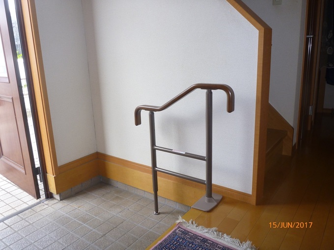 玄関・トイレに上がり下りの楽な手すりを