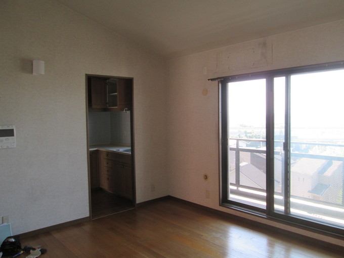 キッチン、廊下、お部屋がそれぞれ壁で仕切られていました。
そのため光が入りにくく、暗い印象でした。